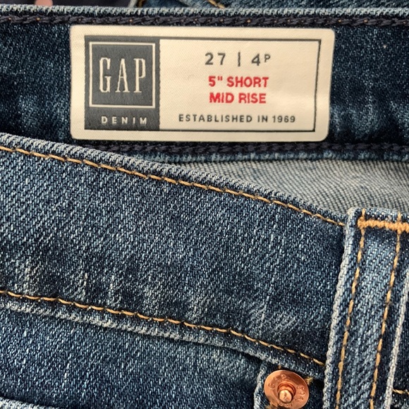 GAP Women's 5" Midrise Blue Jean Shorts, Size 4P - Picture 2 of 4